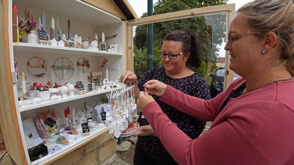 Anke Käsebier (links) und Andrea Kern bieten in ihrem Minilädchen Souvenirs an, mit denen man anderen oder sich selbst eine Freude bereiten kann.