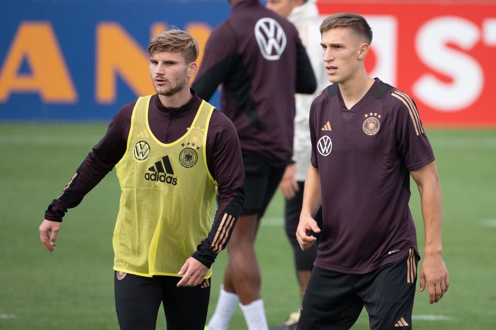 Timo Werner (l) und Nico Schlotterbeck beim Training der DFB-Auswahl.