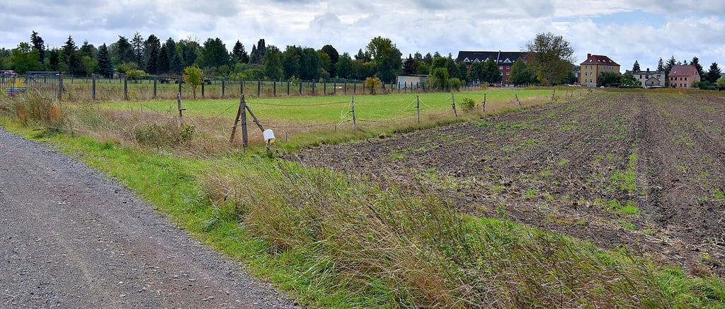 Ein Investor möchte Land nördlich der Bülstringer Straße bebauen, die hier im Hintergrund zu sehen ist (Häuserreihe). Auf einem Teil des Gebietes befindet sich allerdings geschützte Landschaft.