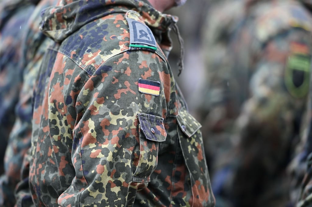 Die deutsche Flagge an der Uniform eines Soldaten.