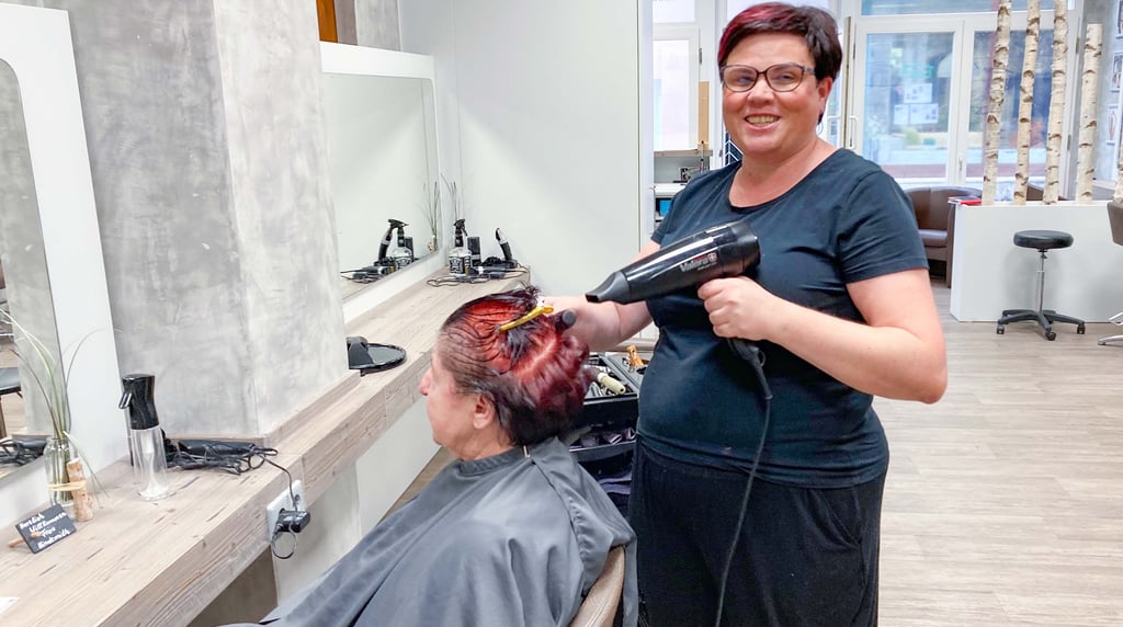 Zu Heike Richter kommen treue Kunden trotz unsicherer Lage in den Salon in der Kramerstraße, der zur Friseur und Kosmetik GmbH gehört.