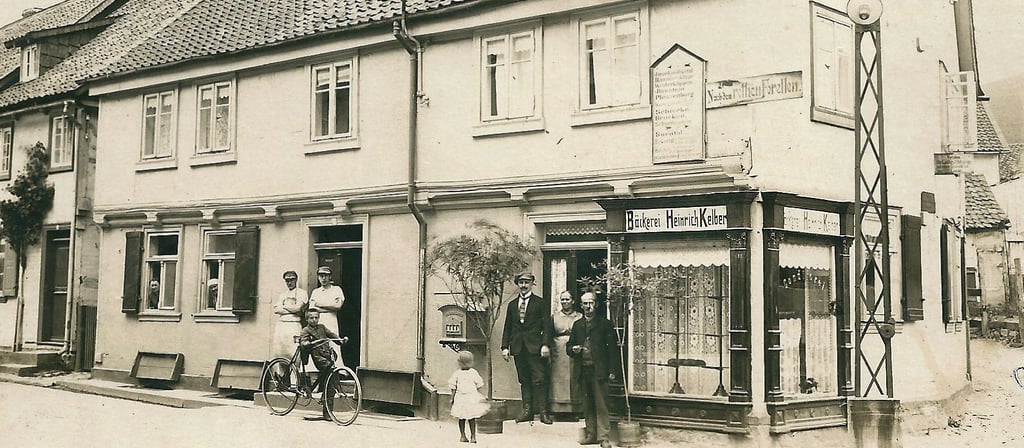 1914 wurde die Bäckerei Kelber von dem Ehepaar Heinrich und Maria Kelber in Ilsenburg gegründet. 1951 übernahmen Karl-Heinz und Ilse Marie Kelber das Geschäft, anschließend Hans-Jürgen und Brigitte Pflugner - die Großeltern von Kieran Schneider.