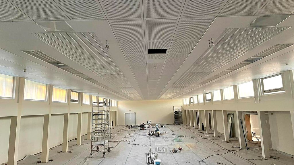 Viel heller: Mit der Sanierung der Rochauer Mehrzweckhalle wird ein großer Traum auch von Bürgermeister Dirk Zeidler wahr.