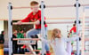 Die große Sternsprossenwand im Sportraum in der Alten Schule in der Oesig erfreut sich bei den Jüngsten großer Beliebtheit.