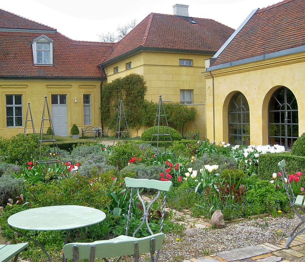 Tulpen- und Staudenpracht in Kleßen (Havelland): Zwiebel- und Staudenpflanzen ergänzen sich im Garten.