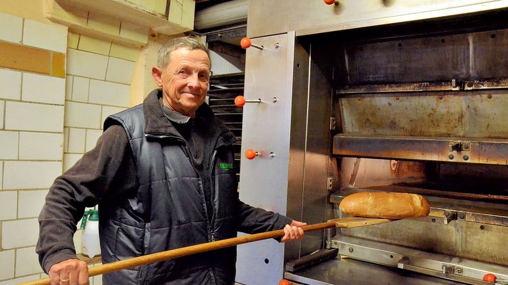 Rüdiger Meier am Backofen in seiner Backstube.  Ende September wird der Ofen ein letztes Mal im Betrieb sein. Danach schließt der Bäckermeister seinen Laden in der Förderstedter Straße für immer.