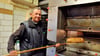 Rüdiger Meier am Backofen in seiner Backstube.  Ende September wird der Ofen ein letztes Mal im Betrieb sein. Danach schließt der Bäckermeister seinen Laden in der Förderstedter Straße für immer.