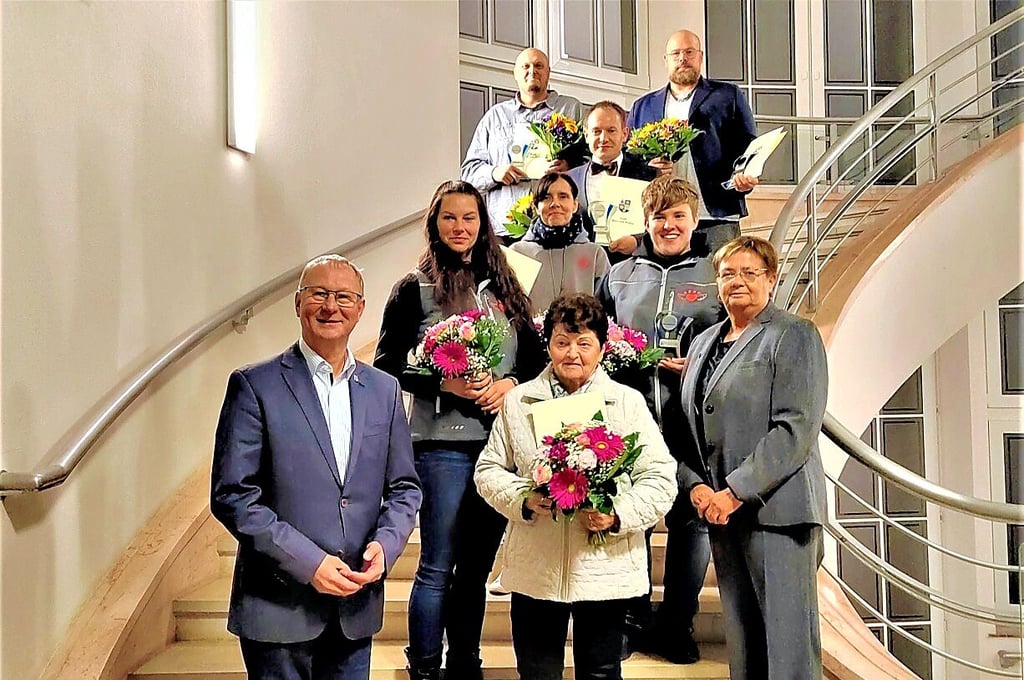 Die Preisträger bekamen von OB Schenk (vorne links) und Dagmar Zoschke (vorne rechts) ihre Preise verliehen.
