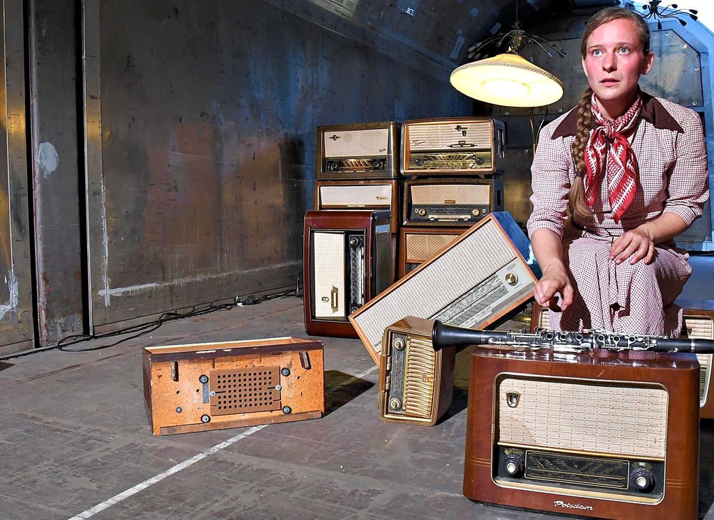 Schauspielerin Margarita Wiesner in einer Spielszene der Aufführung „Amerikalinie“. Sie gehört zum Ensemble des Theaterprojekts „Das letzte Kleinod“.