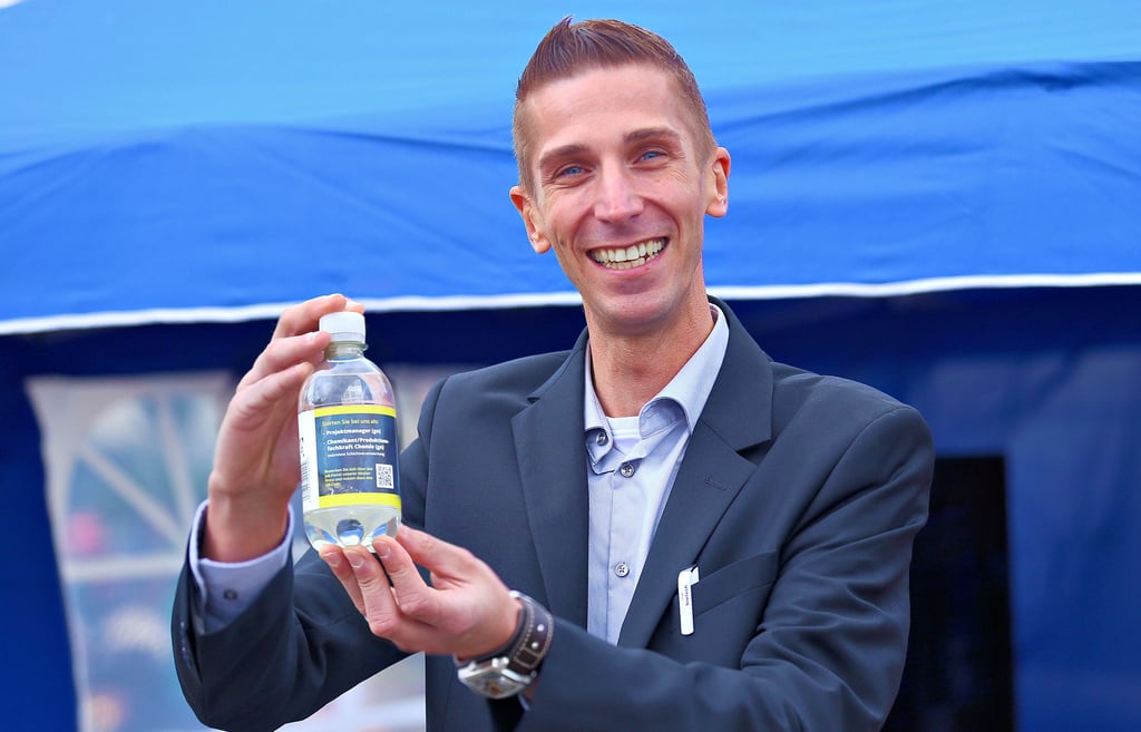 Die Firma EW Biotech am Chemiestandort Leuna ist bei der Suche nach Fachkräften kreativ geworden und wirbt unter anderem auf Wasserflaschen.