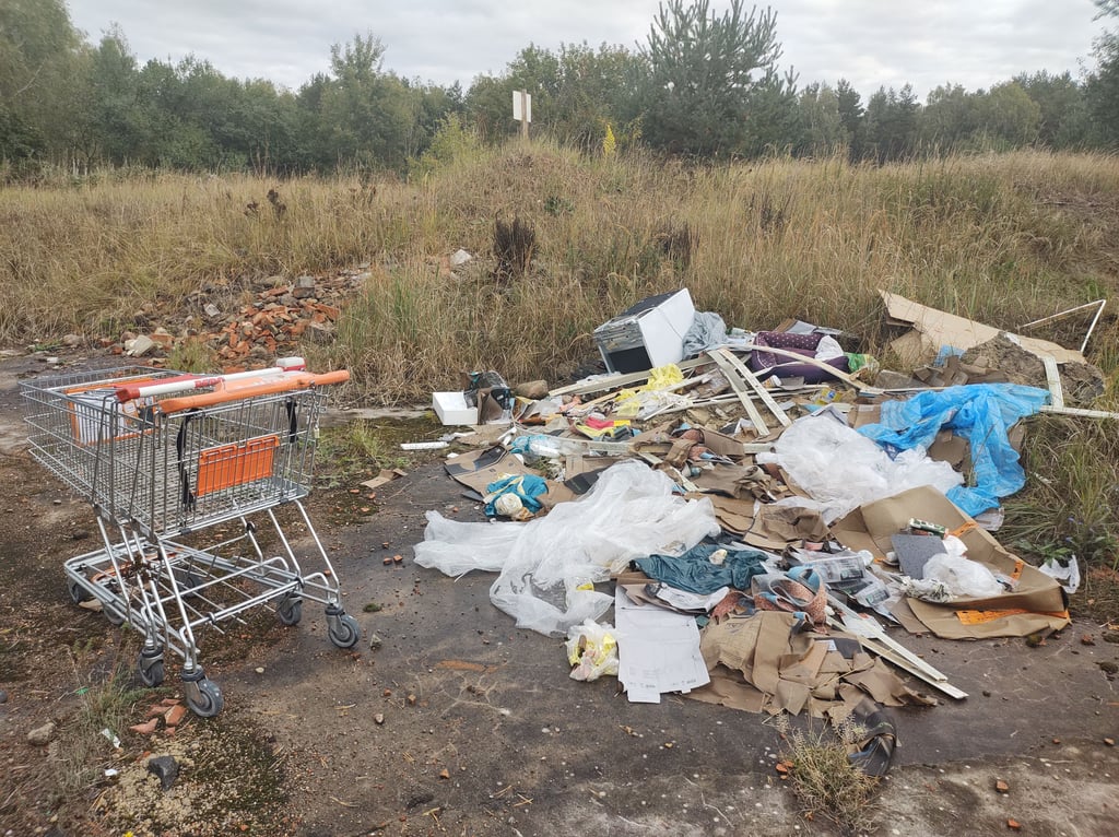 Erneut haben Unbekannte illegal Müll in den Kellerbergen, ein Naturschutzgebiet bei Gardelegen, entsorgt.