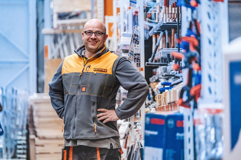 Vier-Tage-Woche eingeführt: Hornbach-Mitarbeiter Mirko Niebergall hat durch Arbeitszeitumverteilung mehr Zeit für den eigenen Hausbau.