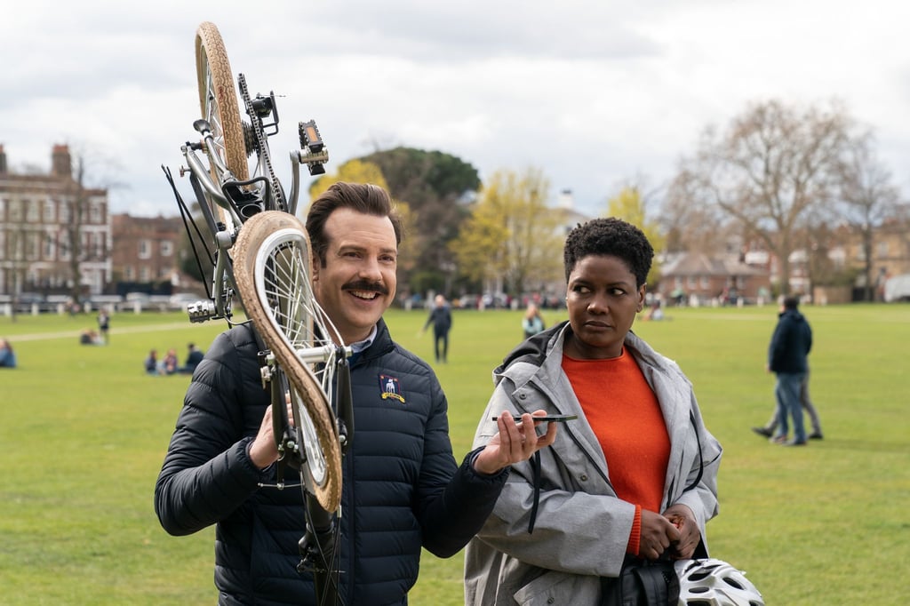 Jason Sudeikis als Ted Lasso und Sarah Niles als Sharon in „Ted Lasso“.