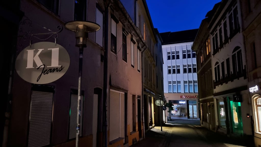 Die Straßenbeleuchtung im Zentrum von Aschersleben, hier in der Krügerbrücke, war in letzter Zeit oft nur teilweise in Betrieb.