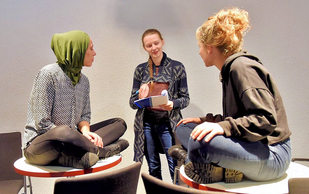 Regisseurin Charlotte Pracht (Mitte) probt mit den Schauspielerinnen Marie Sophie Rautenberg (links) und Clarissa Karrasch.