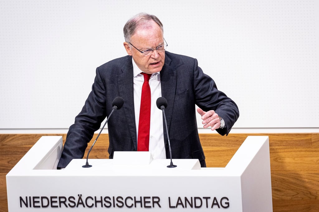 Niedersachsens Ministerpräsident Stephan Weil spricht im niedersächsischen Landtag.