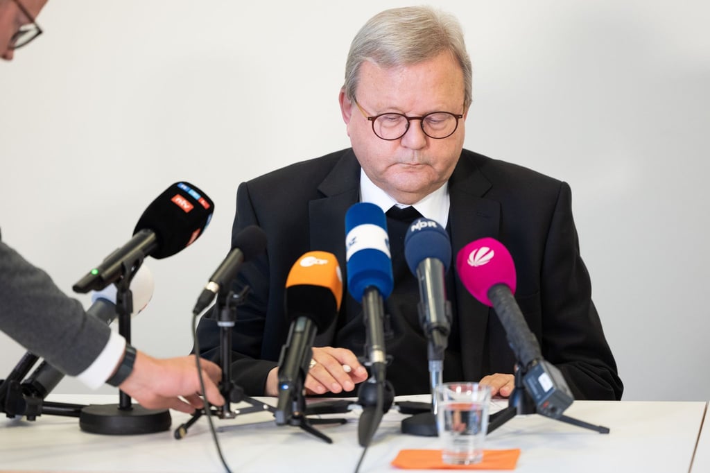 Bischof Franz-Josef Bode spricht bei einer Pressekonferenz.