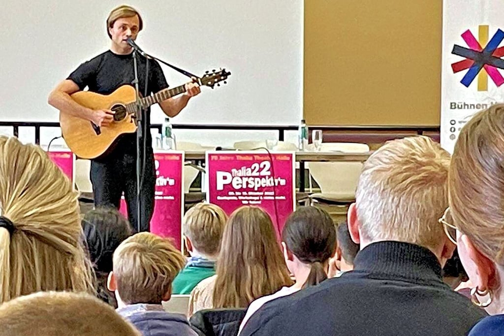 NT-Schauspieler, Sänger und Musiker Tristan Becker bei der Vorstellung des Festivalprogramms im Feininger-Gymnasium