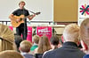 NT-Schauspieler, Sänger und Musiker  Tristan Becker bei der Vorstellung des Festivalprogramms im Feininger-Gymnasium  