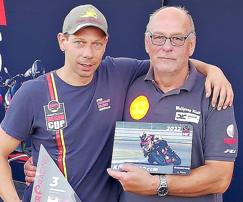 Eingespieltes Team: Stefan Klein mit Vater Wolfgang, der ihn zu allen Rennen begleitet.