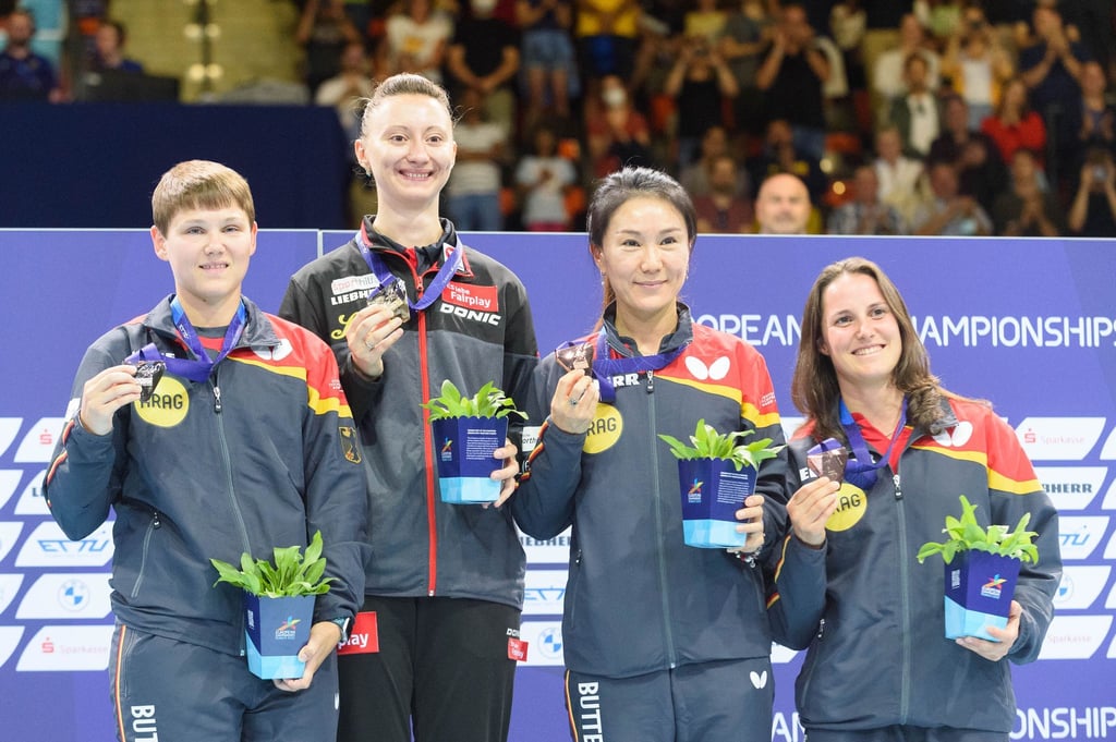 Nina Mittelham (l) und Xiaona Shan (2.vr) bei den European Championships 2022.