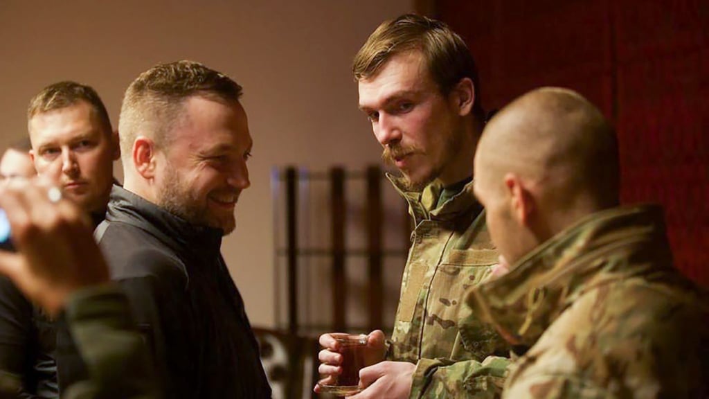 Der ukrainische Innenminister Denys Monastyrskyj (l) spricht mit dem freigelassenen Kommandeur des Asow-Regiments, Denys Prokopenko.