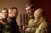 Der ukrainische Innenminister Denys Monastyrskyj (l) spricht mit dem freigelassenen Kommandeur des Asow-Regiments, Denys Prokopenko.