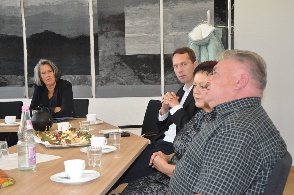 Frank Fischer schilderte die Geschehnisse vom 1. April. Innenministerin Tamara Zieschang (von links), Landrat Steffen Burchhardt und Ehefrau Annegret hörten aufmerksam zu.
