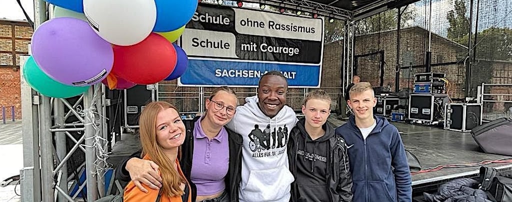 Mia Retzlaff (von links), Darleen Stock, Lennard Kunze (von rechts) und Leon Beyer waren zusammen mit Matondo Castlo bei der Aktion Schule gegen Rassismus in Berlin.