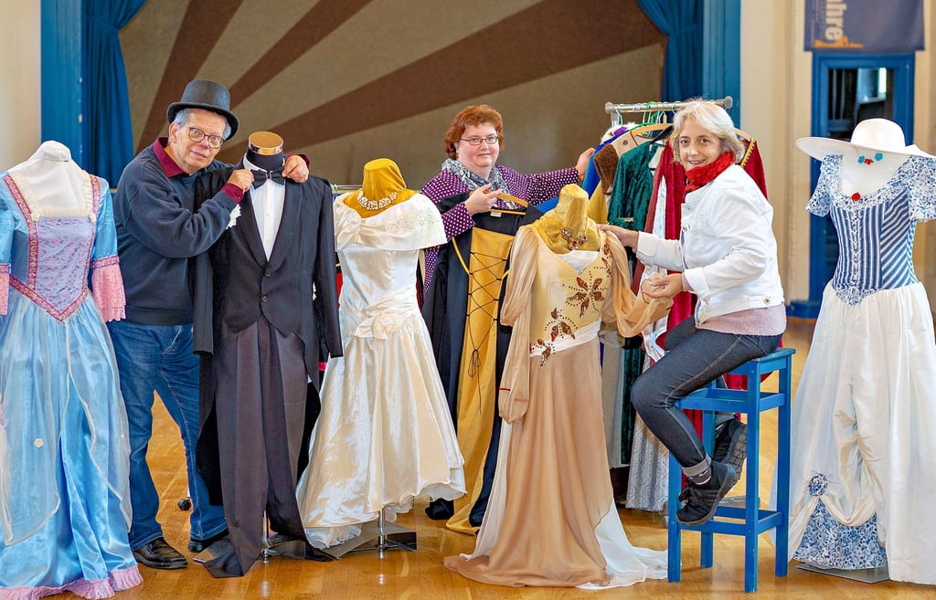 Das Theaterpädagogisches Zentrum Zeitz Triton feiert am Wochenende Jubiläum. Aus diesem Grund gibt es eine kleine Ausstellung und viel Theater im Jugendhaus. Thomas Volk, Kerstin Arandt und Rotraud Denecke (v.l.n.r.) zeigen Kostüme aus vergangenen Vorstellungen.