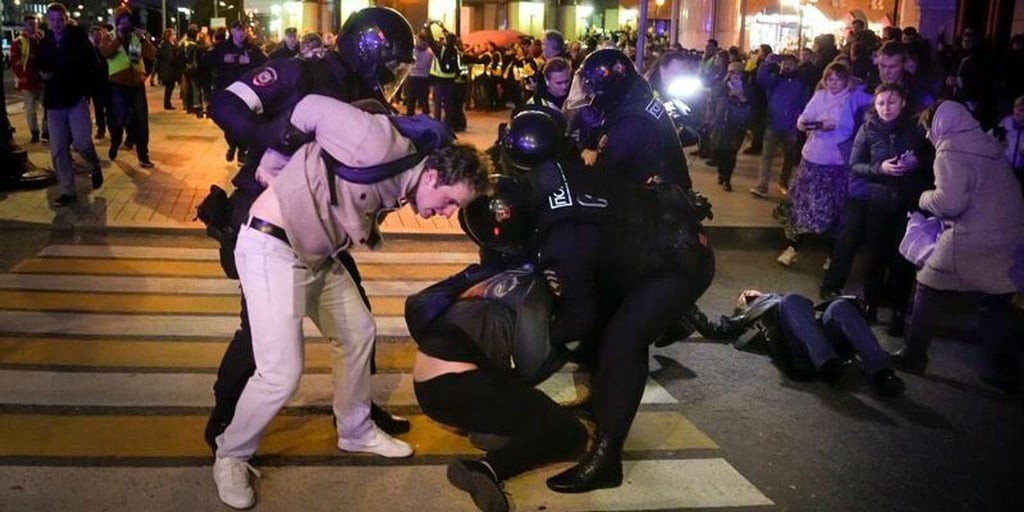 Polizisten halten Demonstranten während einer Demonstration gegen die Anordnung einer Teilmobilisierung der Streitkräfte fest.
