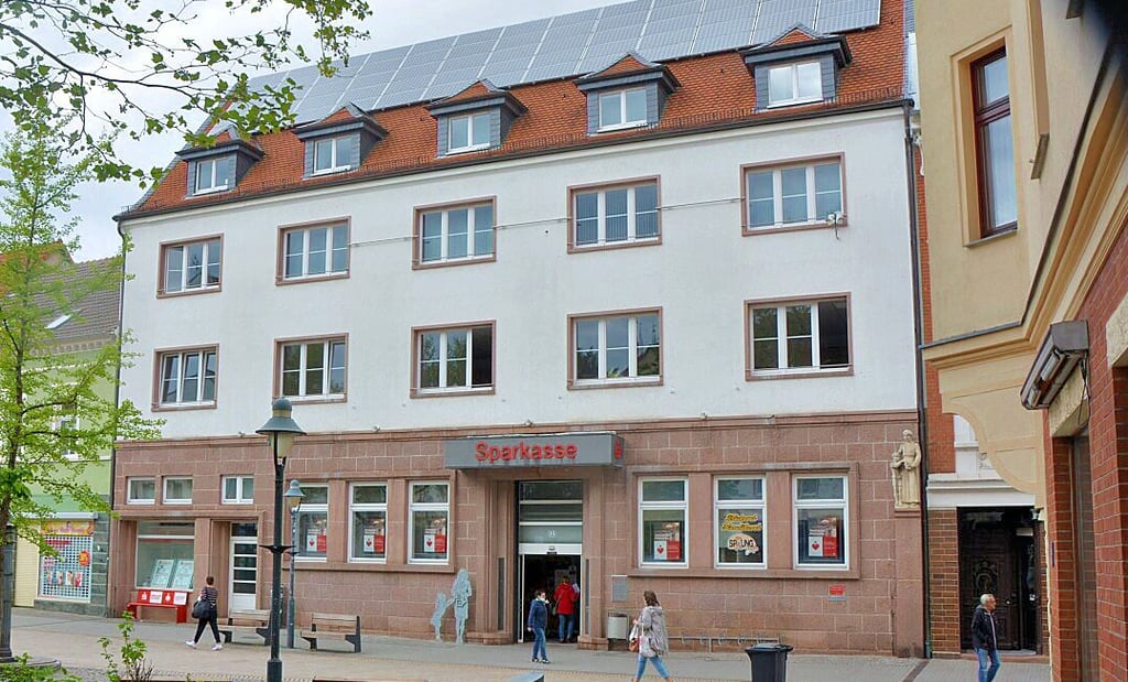 Die Filialen der Sparkasse, hier die Geschäftsstelle in Burg, sollen auch Energie sparen.