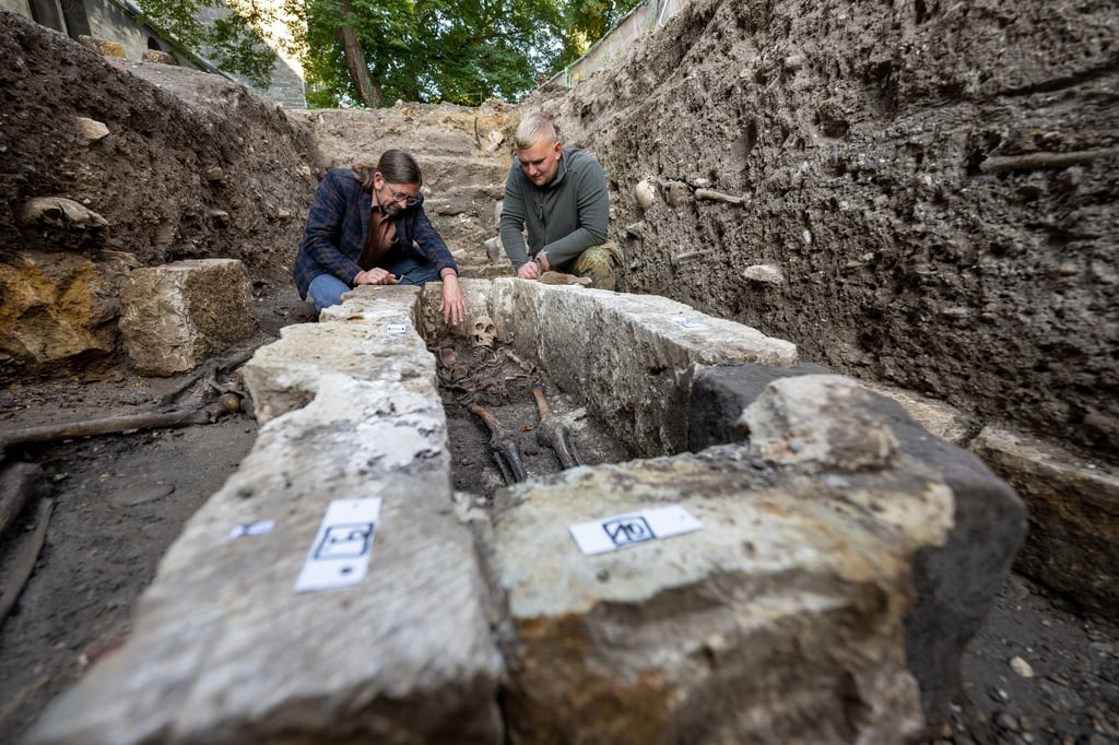 Rode (l) vom Landesamt für Denkmalpflege und Krämer, Grabungsmitarbeiter, arbeiten am Dom.