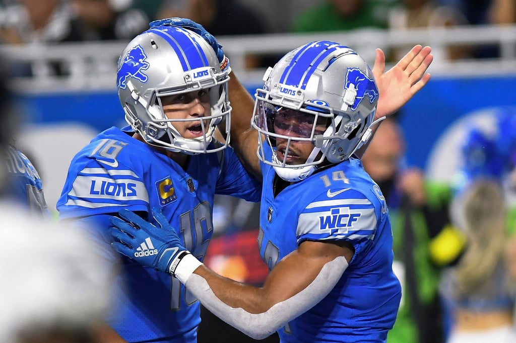 Detroits Amon-Ra St. Brown (r) jubelt mit seinem Quarterback Jared Goff über einen Touchdown.