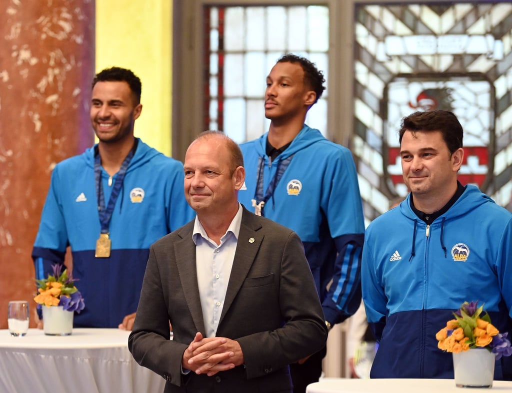 Alba-Geschäftsführer Marco Baldi (l) und Albas Cheftrainer Israel Gonzales (r) stehen nebeneinander.