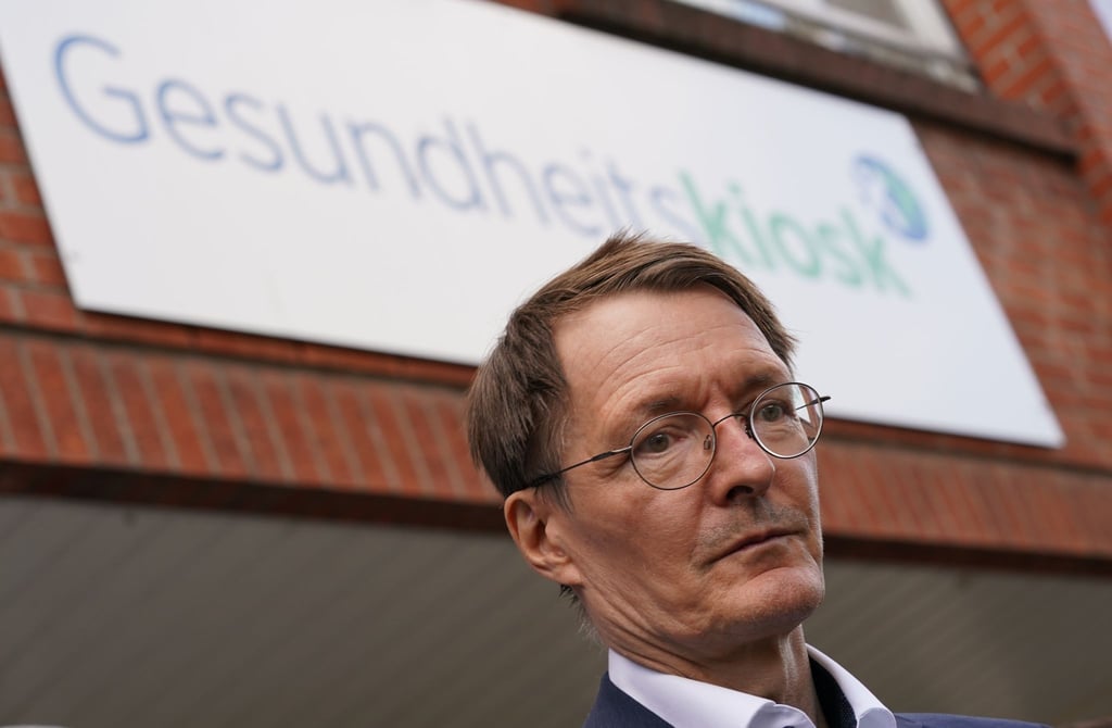 Bundesgesundheitsminister Karl Lauterbach (SPD) beim Besuch des Gesundheitskiosks in Hamburg.