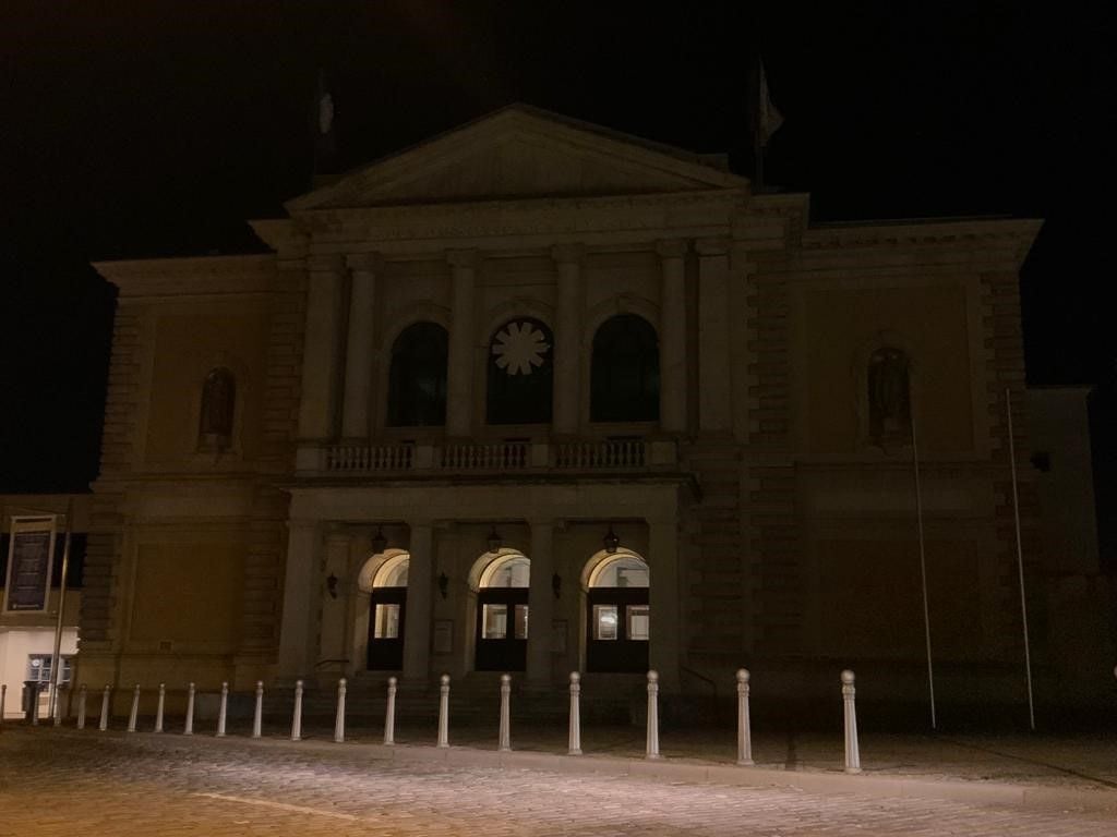 Und es wird dunkel. Denkmale wie die Oper schalten bereits die Beleuchtung aus, um Strom zu sparen. Gehen in Halle im Winter flächendeckend die Lichter aus?
