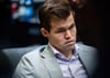 Der amtierende Schachweltmeister Magnus Carlsen schaut auf das Schachbrett.