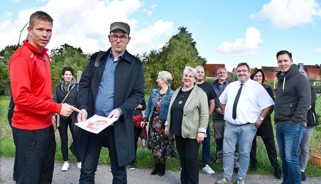 Grundstücksbesitzer Remo Thormeyer (l.) hat Tobias Breer (2.v.l.) vom Landesamt für Denkmalpflege und Archälogie nach Oebisfelde eingeladen. Breer sollte den Grundstückseigentümern die Belange der Denkmalpflege vor Ort erläutern. Die Bauwilligen schildern ihr Vorhaben.