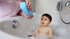 Endgegner Haarewaschen: Mit einem Kindershampoo, das wenig brennt und ziept, geht es leichter. Aber sie enthalten oft die gleichen problematischen Inhaltsstoffe wie Produkte für Erwachsene.