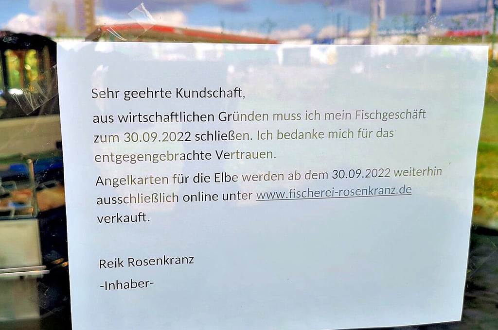 Ende für den Fischereibetrieb in Köthen: Ein Schild an der Ladentür informiert die Kundschaft.