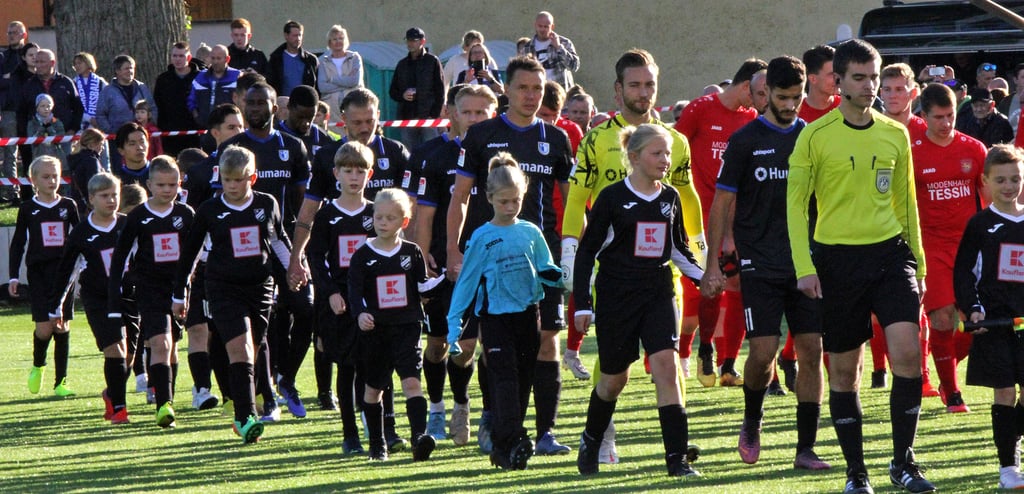 Hand in Hand: Jungen und Mädchen des Eilsleber Sportvereins durften die Rolle der Auflaufkinder einnehmen.