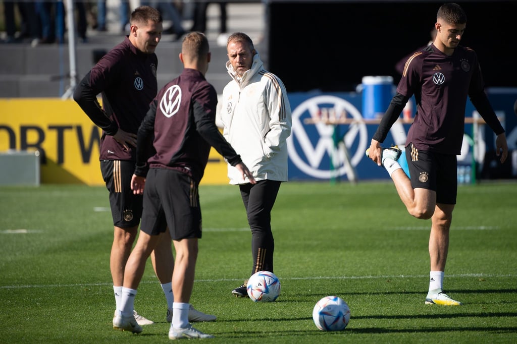 Bundestrainer Hansi Flick (M) zwischen Niklas Süle (l-r), Joshua Kimmich und Kai Havertz.