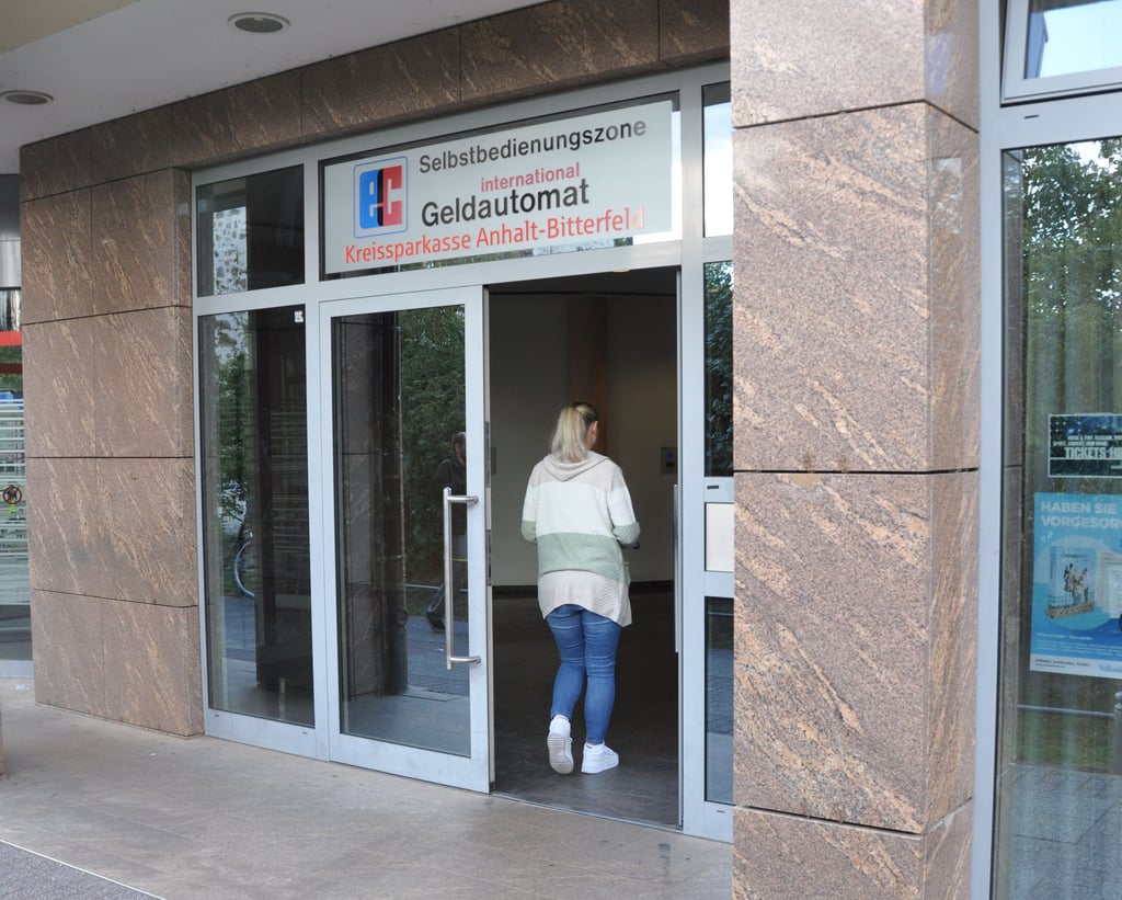 Die Energiesparmaßnahmen aufgrund der aktuellen Krise, haben auch Auswirkungen auf den Selbstbedienungsbereich, die Geldautomaten, der Kreissparkasse Anhalt-Bitterfeld.