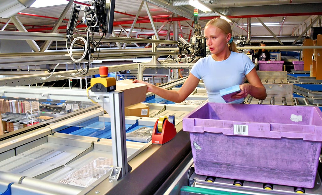 Manuela Lewandowska am sogenannten Sorter: Wichtig ist, dass der Barcode nach oben zeigt, damit die Maschine die Ware entsprechend zuordnen kann.
