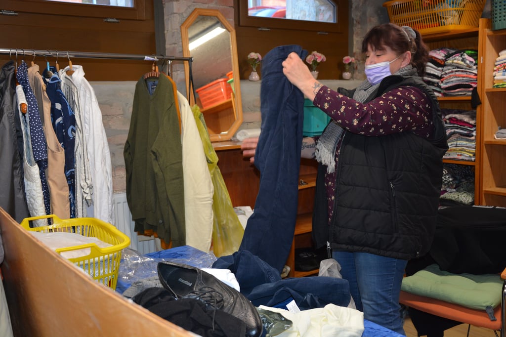 In der Kleiderkammer des Diakonischen Werkes in Halberstadt werden die Spenden sortiert.
