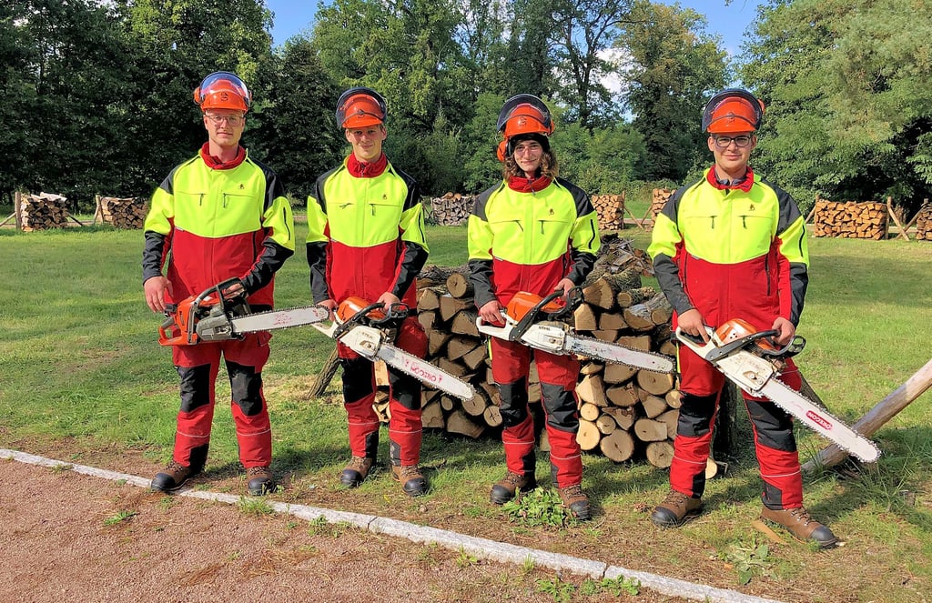 Sie haben in diesem Jahr ihre dreijährige Ausbildung zum Forstwirt im Betreuungsforstamt Dessau begonnen (v.l.n.r.): Malte Friedrich Nogossek aus Zörbig, Anton Schöbel aus Gehrden, Fabian Zimmermann und Moritz Rathmann (beide aus Dessau). Ebenfalls Laura Stefanie Lange aus Magdeburg wird hier ausgebildet.