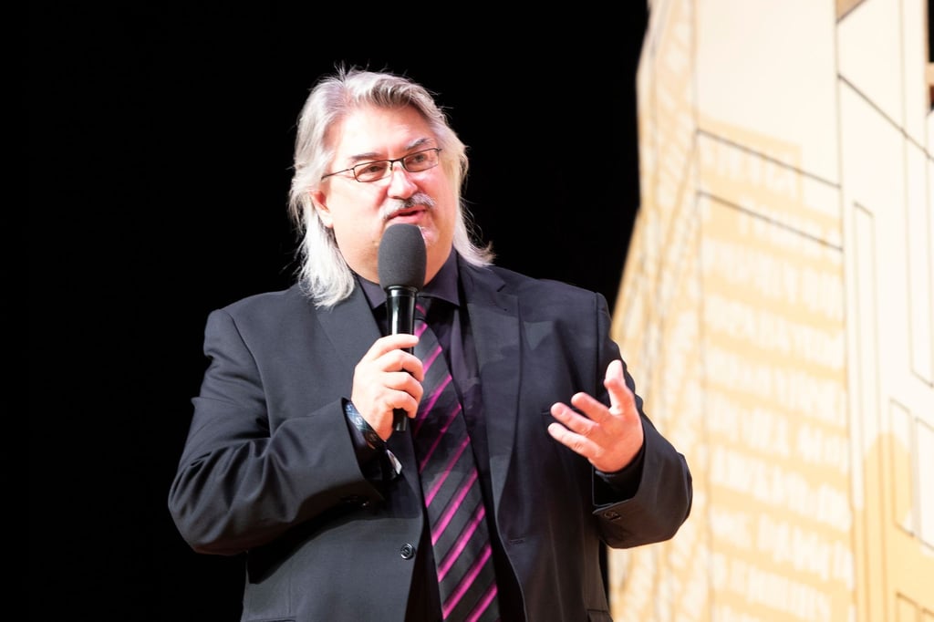 Festivalleiter Michael Harbauer steht auf der Bühne des 26. Internationalen Filmfestivals Schlingel.