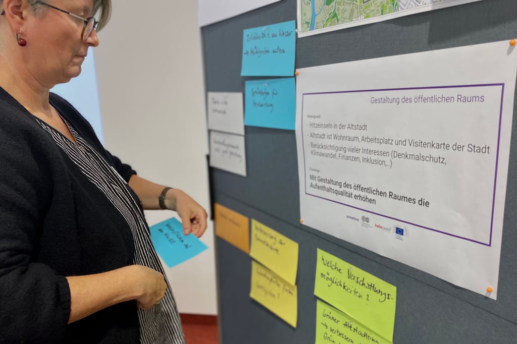Christiane Lütgert von der Stadtplanung trägt die Ergebnisse aus dem Workshop zusammen.
