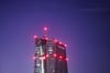 Rote Lichter leuchten auf der Zentrale der Europäischen Zentralbank (EZB) in Frankfurt. Der Euro ist stark unter Druck.
